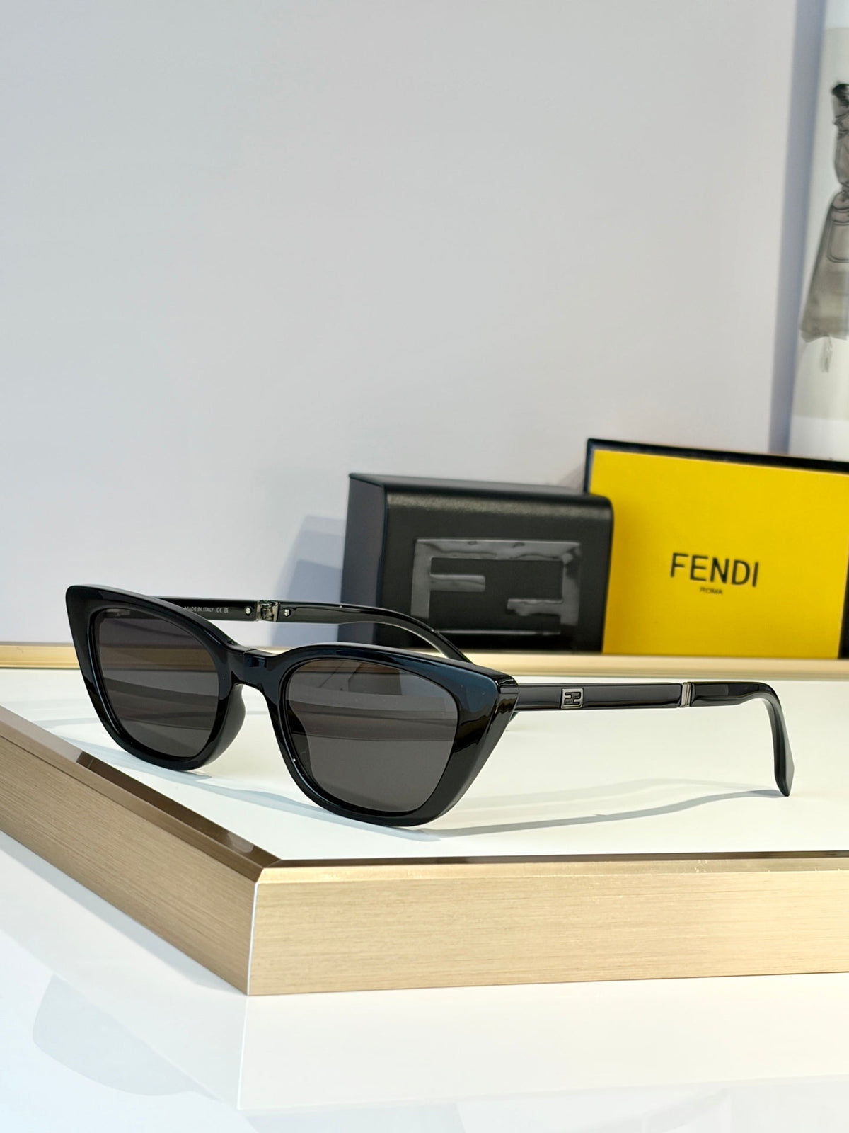 Fendi FE40089I Sunglasses